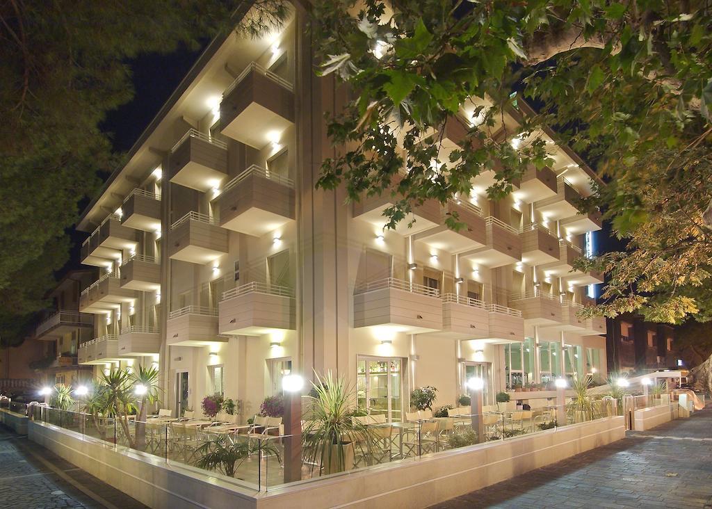 Hotel Muccioli ミザーノ・アドリアーティコ エクステリア 写真